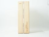 un livre posé sur une table