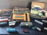 de nombreux types différents de petits trains exposés sur une table