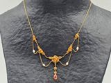 gros plan d'un collier sur un mannequin mannequin mannequin mannequin mannequin mannequin mannequin mannequin mannequin