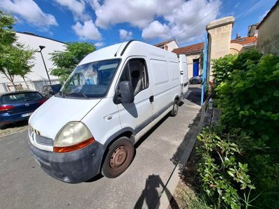 une camionnette blanche garée sur le côté de la rue