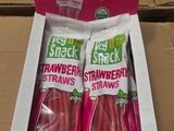 deux barquettes de fraises sont posées dans une boîte en carton sur une table