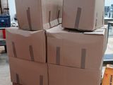 de nombreux cartons empilés les uns sur les autres dans un entrepôt