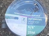 un tuyau qui est posé par terre
