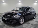 La voiture noire est garée sur un sol en dalles à damier.