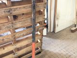 une photo d'une palette en bois dans un garage