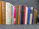 un grand nombre de livres empilés les uns sur les autres