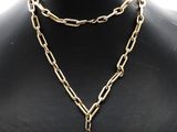 gros plan d'un collier sur un mannequin mannequin