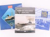 trois livres posés sur une surface blanche, avec un bateau en arrière-plan