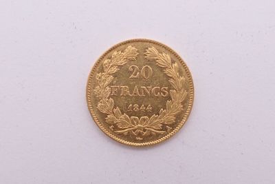 gros plan d'une pièce d'or sur une surface blanche