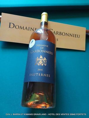 une bouteille de vin posée sur une table