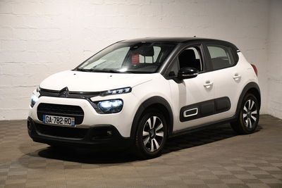 la citrole blanche est garee dans un garage au sol en damier