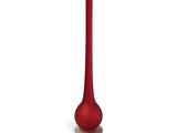 grand vase en verre rouge avec un socle en bois, sur fond blanc
