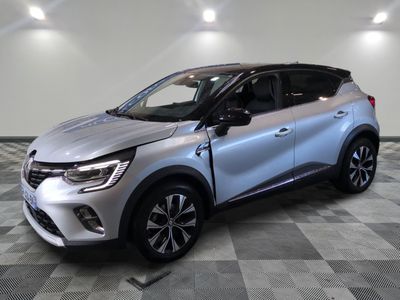 le nouveau renault c - hr suv est présenté dans un showroom