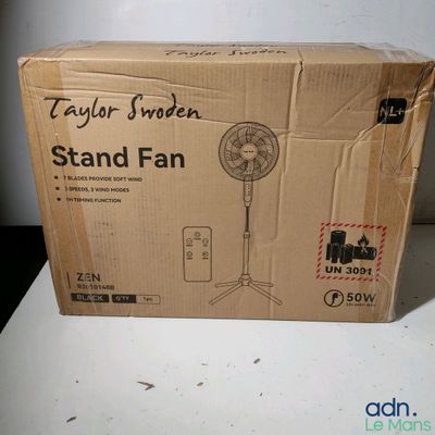 une boîte en carton contenant un ventilateur sur pied