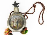 une montre de poche en argent sur laquelle figure le portrait d'un homme et d'une femme
