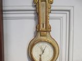 une horloge en or accrochée au mur d'une pièce
