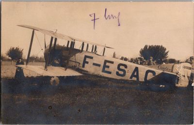 une vieille photo d'un avion posé dans l'herbe