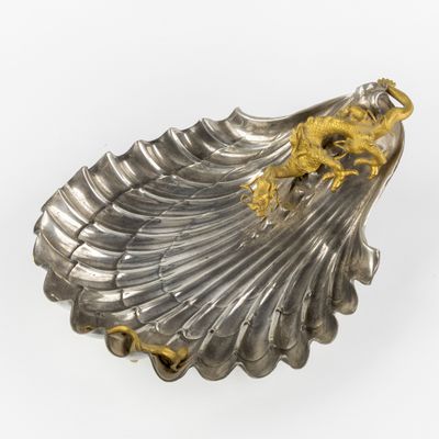 plat en forme de coquillage, en argent et en or, orné d'un dragon