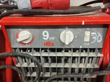 une machine rouge posée sur une table