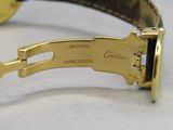 une image montrant un gros plan d'une montre-bracelet au boîtier plaqué or