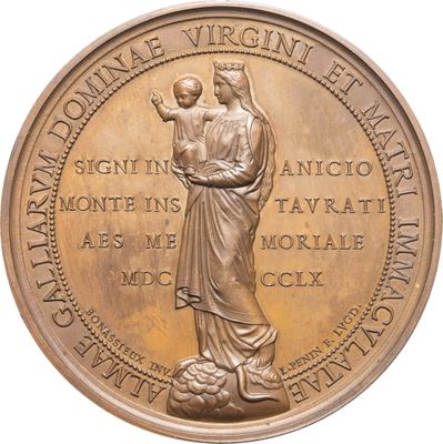 une image représentant une médaille de bronze sur laquelle figure une femme tenant un bébé dans ses bras