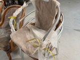 deux chaises emballées dans du plastique