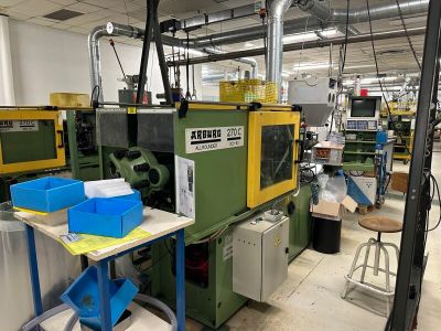 une machine installée à l'intérieur d'une usine