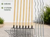 un ensemble de quatre outils de jardin posés sur un sol recouvert de gravier