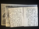 une photo en noir et blanc montrant deux vieilles lettres superposées