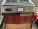 une machine posée sur un comptoir