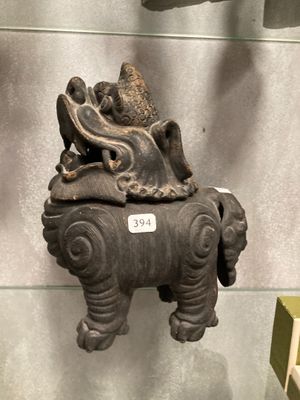 une statue d'éléphant exposée dans une vitrine