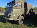un camion militaire garé dans l'herbe