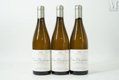 trois bouteilles de vin posées sur une table blanche
