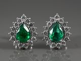une paire de boucles d'oreilles en émeraude et diamant