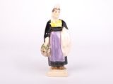 figurine d'une femme en robe violette tenant un panier de fleurs