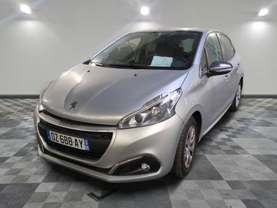 la voiture argentée est garée dans le garage sur le sol en damier