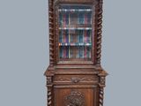 une vieille bibliothèque en bois sur laquelle sont posés de nombreux livres