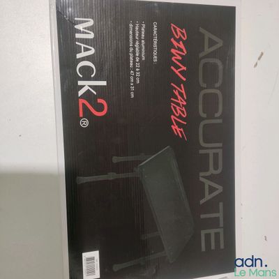 une image représentant une boîte noire sur laquelle figure un logo rouge