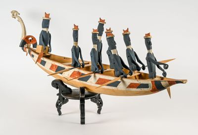 un bateau en bois avec un groupe de personnes à bord