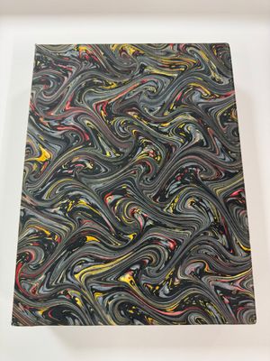 un gros plan d'un tableau sur une surface blanche avec un fond noir
