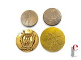 quatre types de pièces différents sont présentés sur une surface blanche
