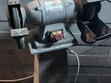 une machine posée sur une table