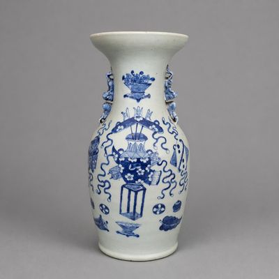 CHINE Grand vase en porcelaine émaillée blanc bleu, monté en…