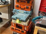 de nombreux types d'outils empilés les uns sur les autres