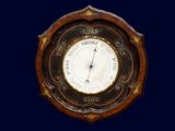 une horloge accrochée au mur de la pièce