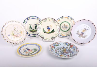 de nombreuses assiettes ornées de motifs variés sur un fond blanc