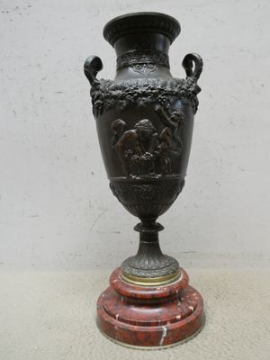 Vase en bronze patiné, à décor en relief d'amours, à deux an…