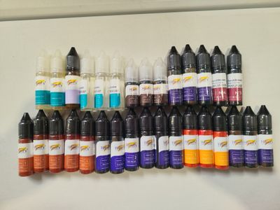 un lot de bouteilles contenant un liquide, posées sur un comptoir