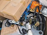 une boîte remplie d'objets divers, empilés les uns sur les autres