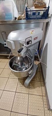 une photo d'une cuisine avec un mixeur et un saladier